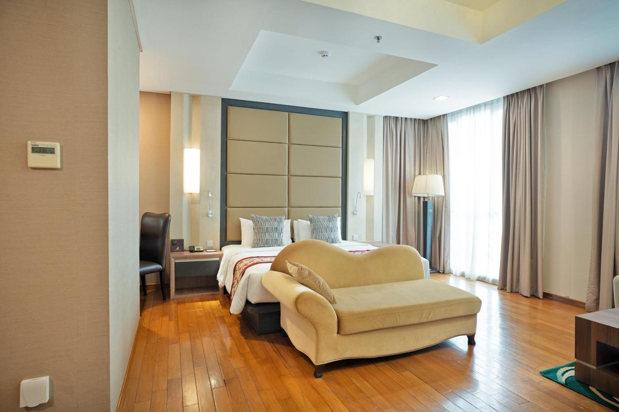 Nagoya Hill Hotel Batam Exterior photo