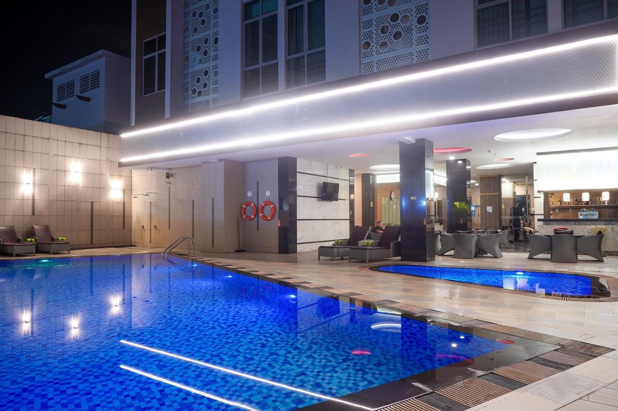 Nagoya Hill Hotel Batam Exterior photo