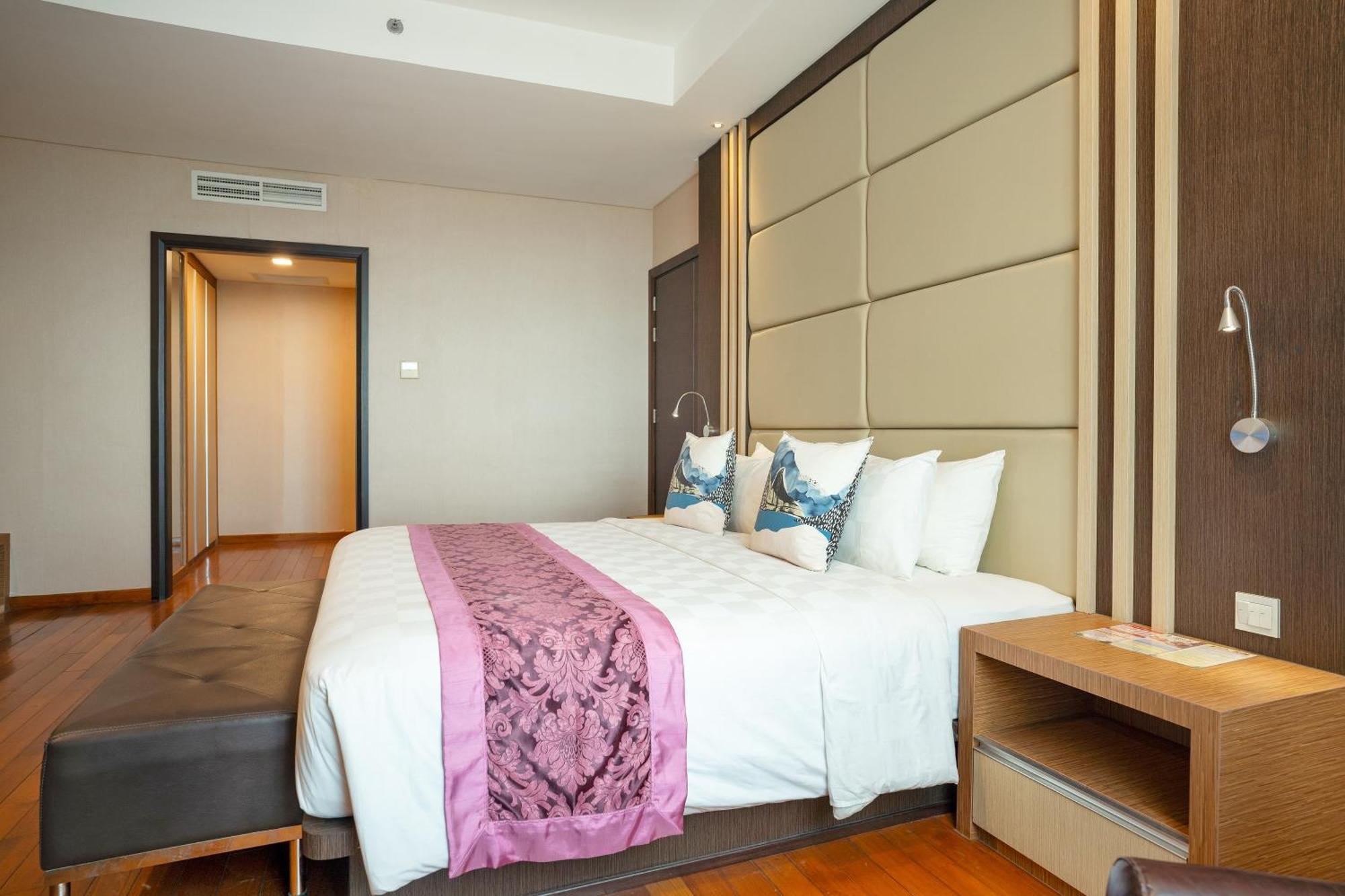 Nagoya Hill Hotel Batam Exterior photo