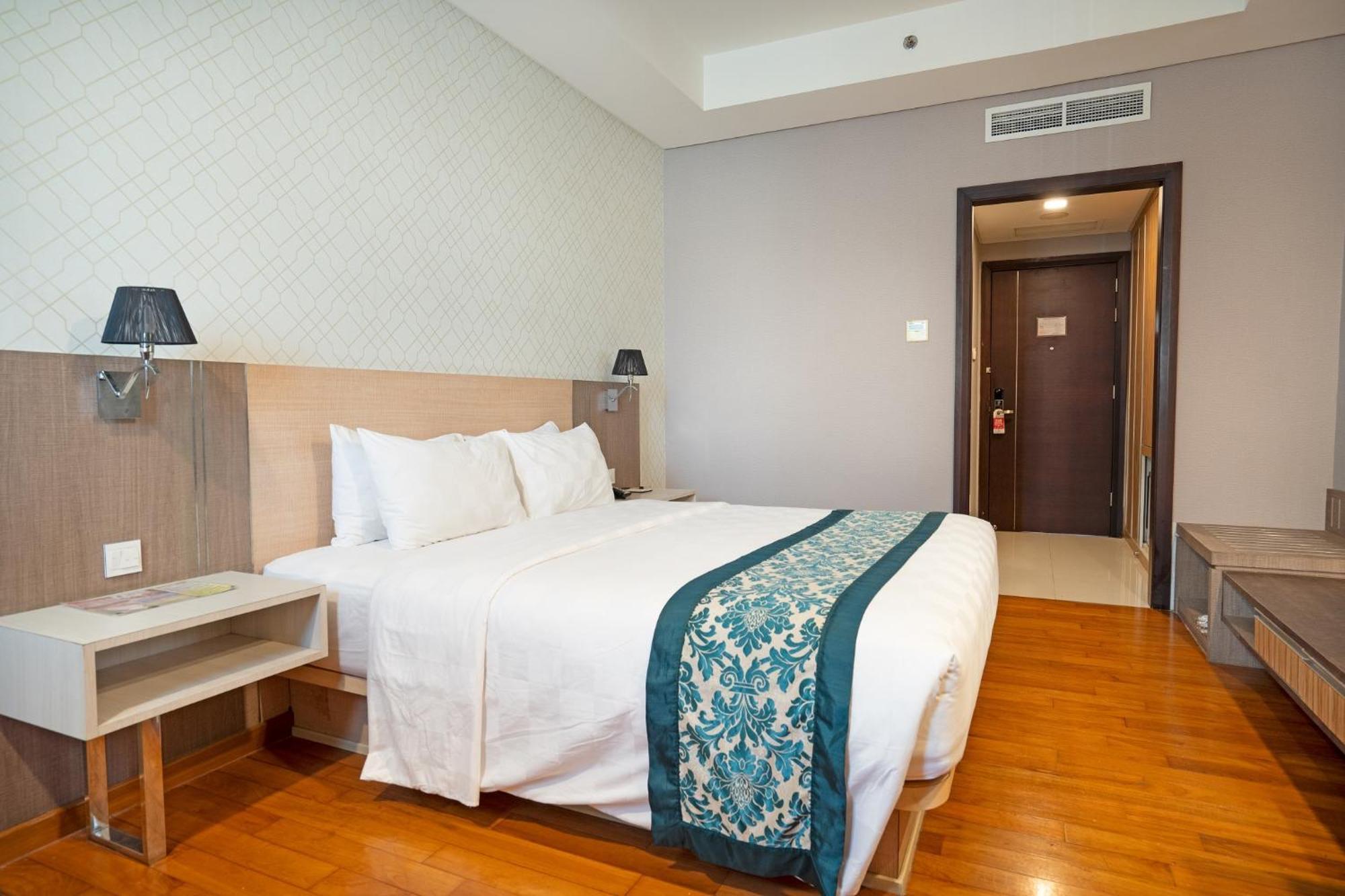 Nagoya Hill Hotel Batam Exterior photo